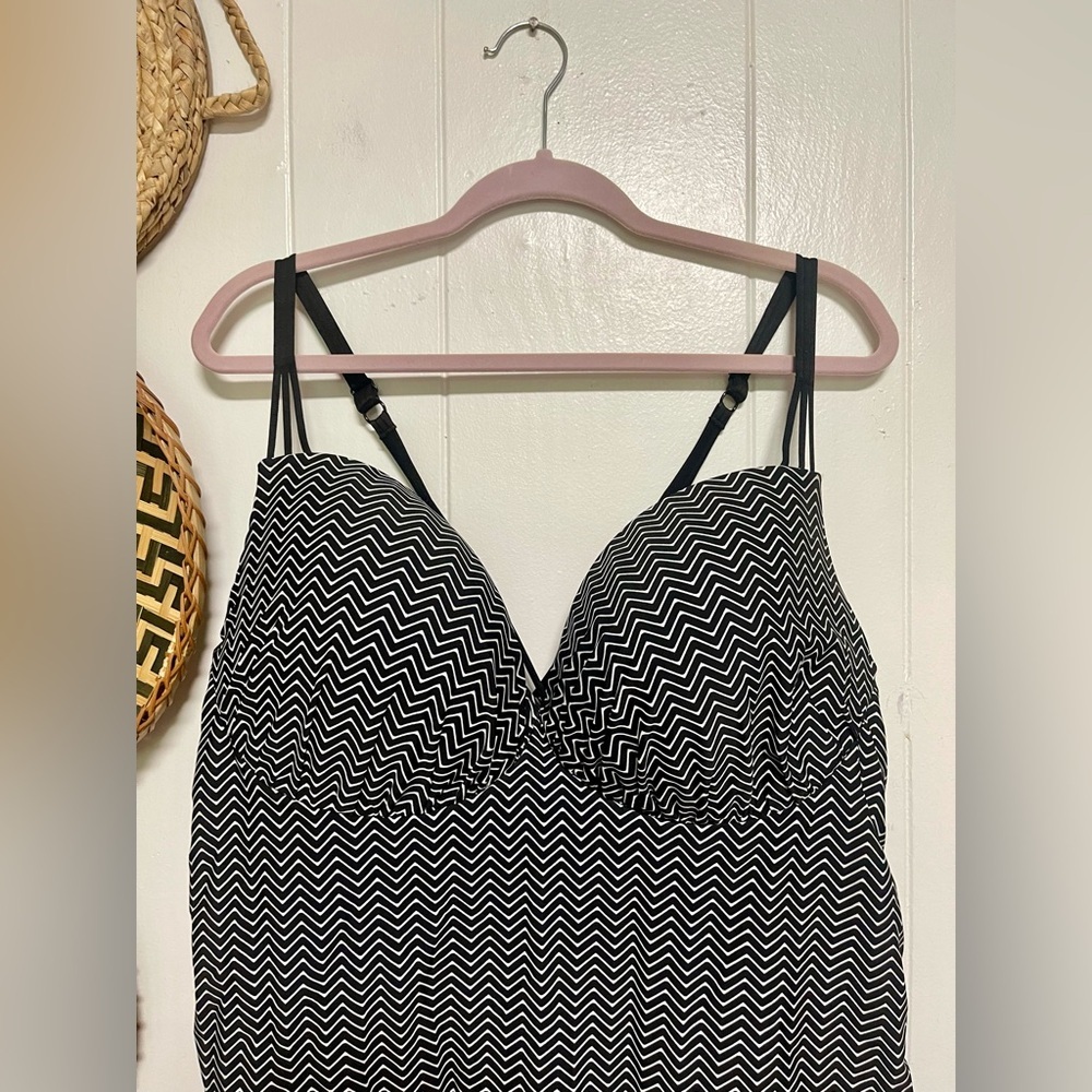 6th&Lane Black and White Zigzag Swimsuit Top Size 44DD - Picture 2 of 5